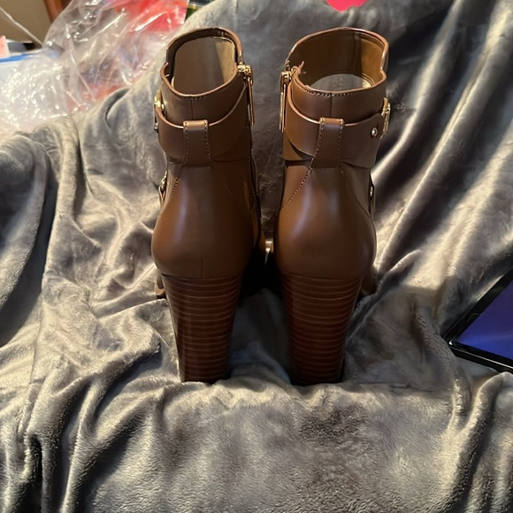 9 1/2 Michael Kors block heel cognac color - Picture 3 of 5